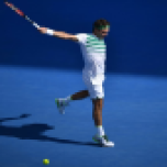 El tenista suizo Roger Federer efectúa un golpe de revés en un momento de su partido de cuartos de final del Abierto de Australia contra el checo Tomas Berdych, el 26 de enero de 2016 en Melbourne. AFP / Peter Parks